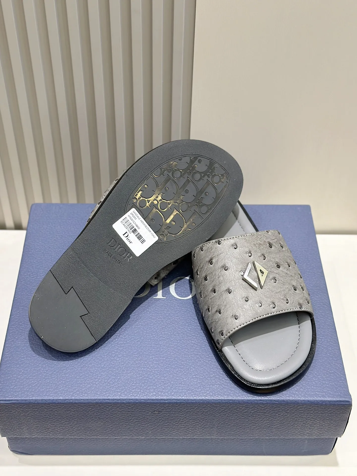 P320 [DIOR] Size 39-44 (38.45 custom-made) 2024ss Dior’s latest men’s slippers are a must-have. Dior Alias ​​Men's Genuine Leather Slippers This summer new Alias ​​sandal embodies a casual and elegant style. Carefully crafted from grained cow leather and Oblique printed fabric, with cowhide lining! Cross-strap design with metal-clad brass CD Diamond logo. The imported cowhide leather and rubber sole adds sophistication and comfort, while Oblique print-effect anti-slip panels add style.